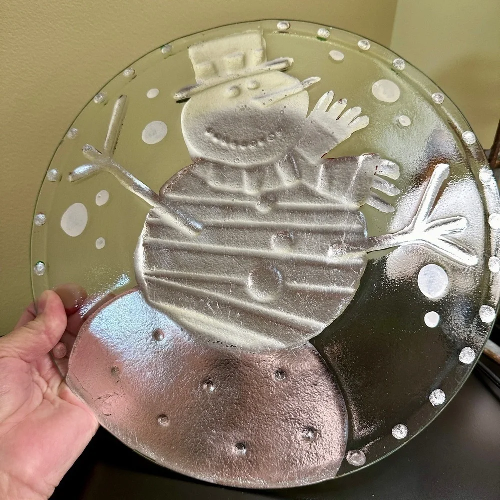 SILVESTRI, 12” ROUND,GLASS,SNOWMAN PLATE. PERFECT FOR CHRISTMAS COOKIES/SNACKS.